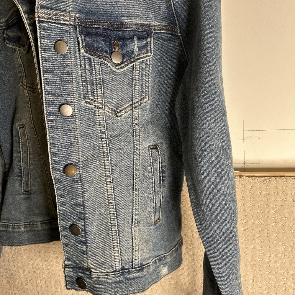 Evereve Ever Jacket Denim Trucker Sz XS Medium Wash Stretch Everyday‎ Distressed - Picture 5 of 7